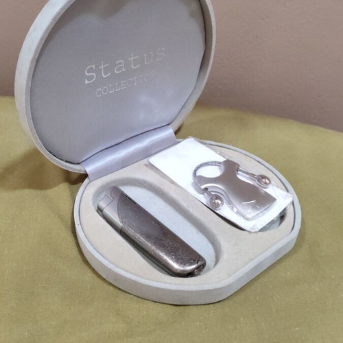 Status lighter and keychain gift kit like new, gray