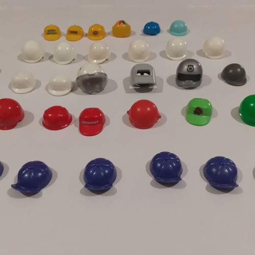 Playmobil lot of various hats like new