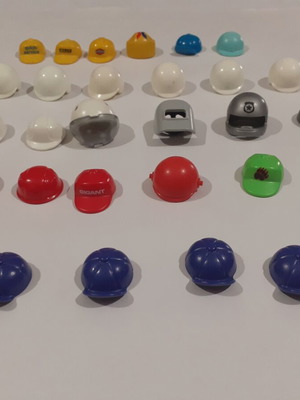 Playmobil lot of various hats like new