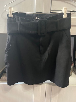 Mini black Zara skirt new with belt and zipper, castor effect, small