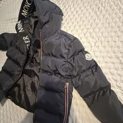 Moncler puffer jacket like new, boys size 6-7, black