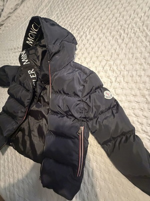 Moncler puffer jacket like new, boys size 6-7, black