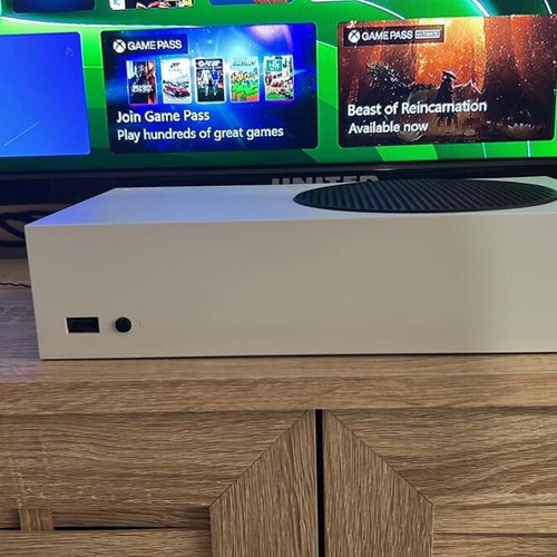 Xbox Series S 512GB console with original controller and rechargeable batteries
