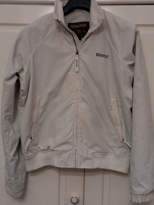 Μπουφάν αντιανεμικό Woolrich λευκό, σε πολύ καλή κατάσταση, μέγεθος M