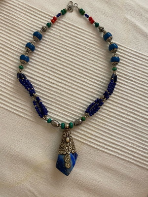 Κολιέ vintage σε θιβετιανό στιλ με μενταγιόν λάπις λάζουλι σαν καινούργιο
