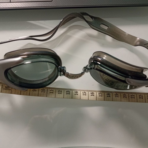 Swimming goggles