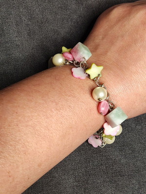 Charm bracelet σε pastel αποχρώσεις ροζ, mint και λευκό, σαν καινούργιο
