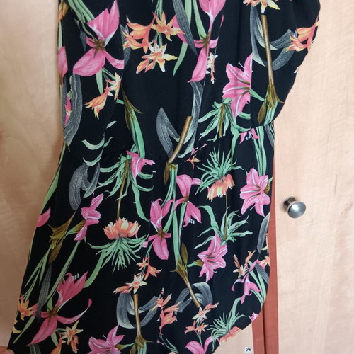 Floral Romper H&M like new, black multicolor, size M