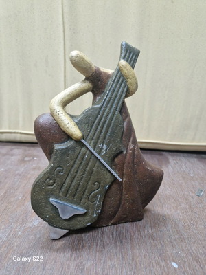 Violinist sculpture used, 24cm height 18cm width