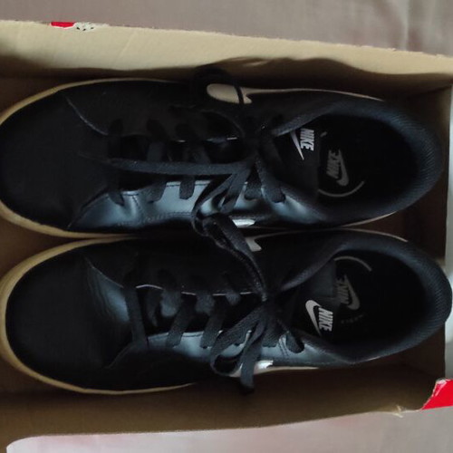 Nike sneakers men's size 42.5 like new black and white