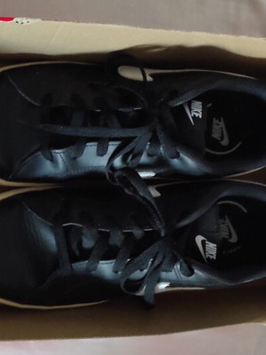 Nike sneakers men's size 42.5 like new black and white