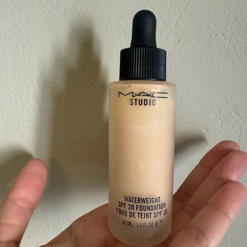 Mac Foundation NC25 Waterweight like new with SPF 30