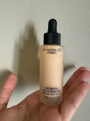 Mac Foundation NC25 Waterweight like new with SPF 30