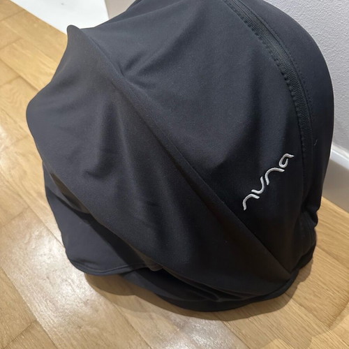 Nuna car seat like new with base, canopy and inserts