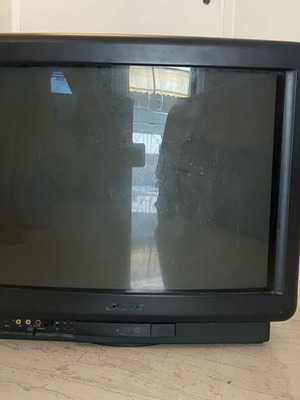 Sony Trinitron CRT 21" за ретро конзоли, работещ с жълтеникав оттенък