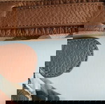  Δερμάτινη τσάντα Burberry σε καφέ χρώμα.