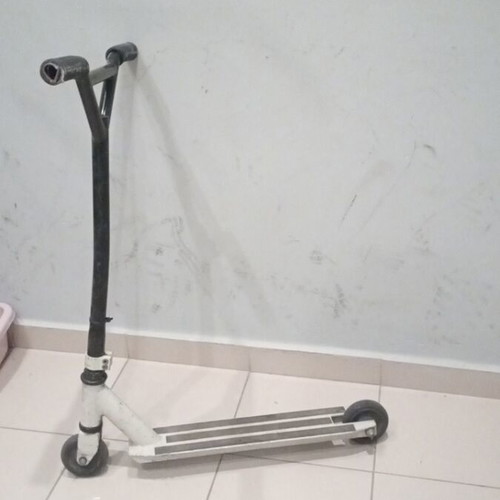 Children's scooter used, ideal for elementary school tricks