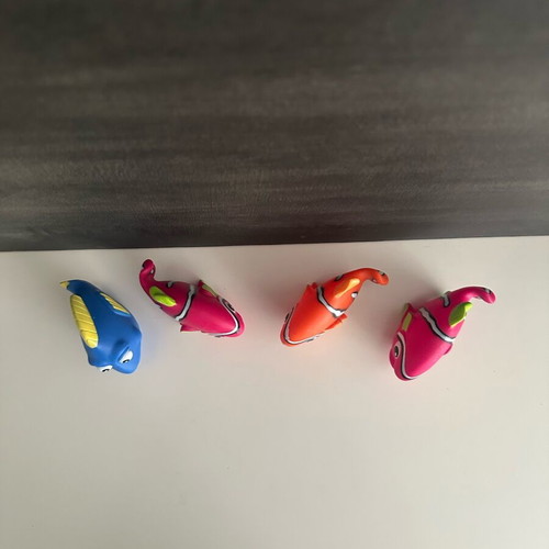 Finding Nemo style bath toys set like new, 4 colorful rubber fish