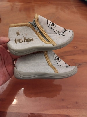 Baby slippers size 21 Harry Potter like new, beige with gold