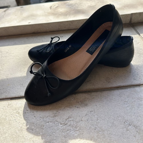 Ballerinas black size 40 like new with small heel
