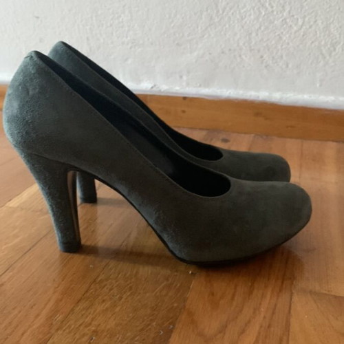 Suede leather pumps like new, size 38, oil gray color