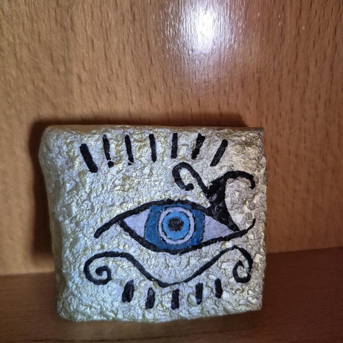 Decorative stone with mataki new, painted with metallic background color