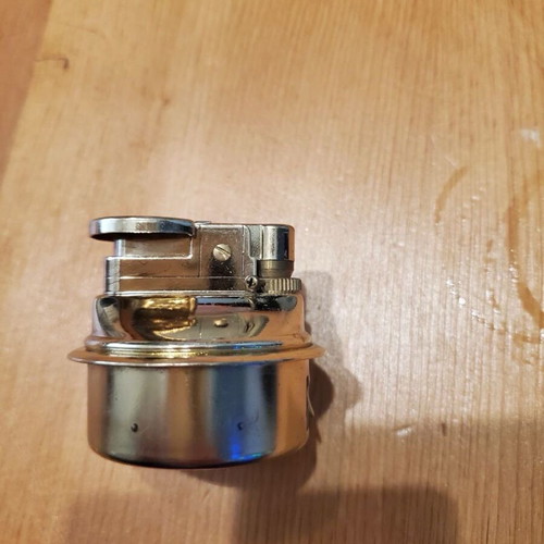 Metal vintage lighter like new with classic design and strong flame