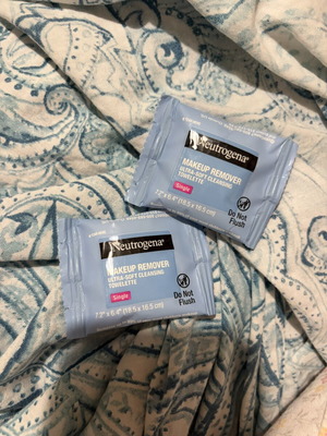 Neutrogena σετ 2 μαντηλάκια ντεμακιγιάζ καινούργιο