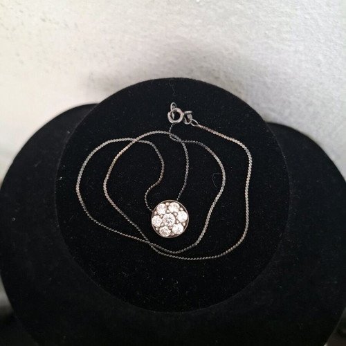 Silver necklace like new in flower shape