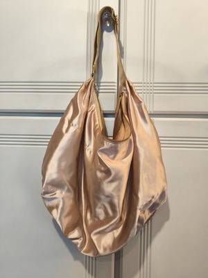 Τσάντα σατέν hobo ώμου H&M σαν καινούργια, ροζ πουδρας, ρυθμιζόμενος ιμάντας