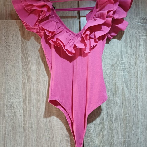 Zara fuchsia ribbed bodysuit with statement ruffles, like new