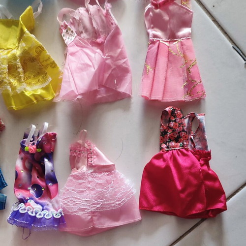 Barbie dresses and accessories like new