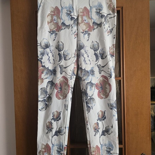 Women's pants with floral pattern on white background, like new, size XL