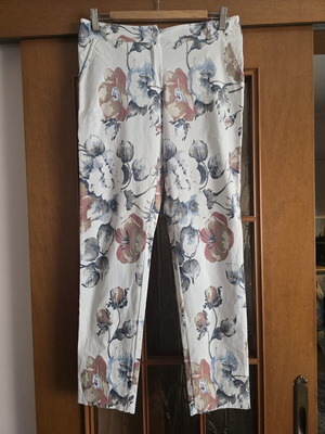 Women's pants with floral pattern on white background, like new, size XL