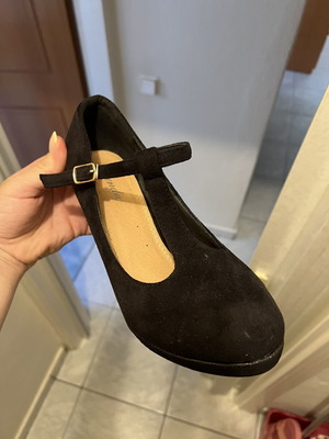 Pumps with thin heel, like new, size 39, black