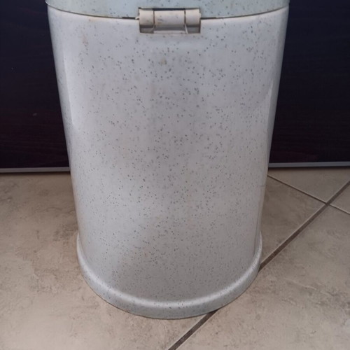 Trash bin used