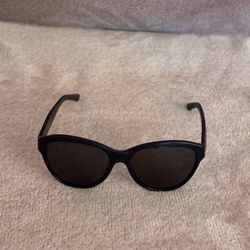 DKNY sunglasses like new with black lenses