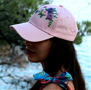 ροζ καπέλο με λουλούδια σε αποχρώσεις του μωβ