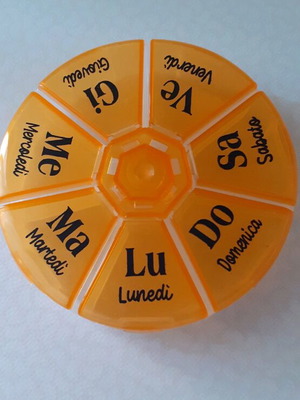 Weekly pill organizer new, with Italian day names