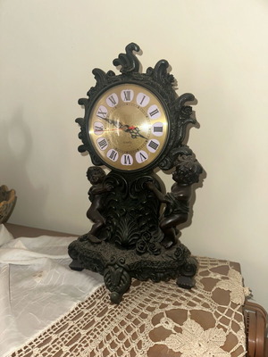 Vintage analog table clock like new with batteries