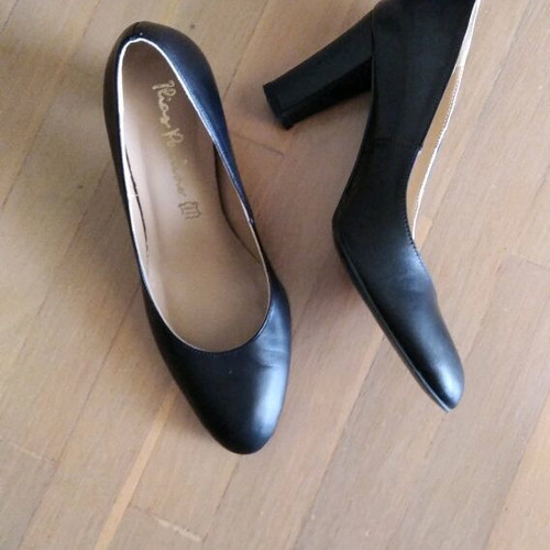 Black leather handmade pumps like new, size 37