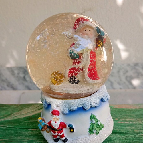 Musical snow globe