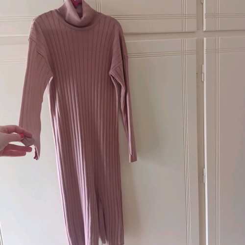 Long pink dress like new with discreet side slit and fitted silhouette