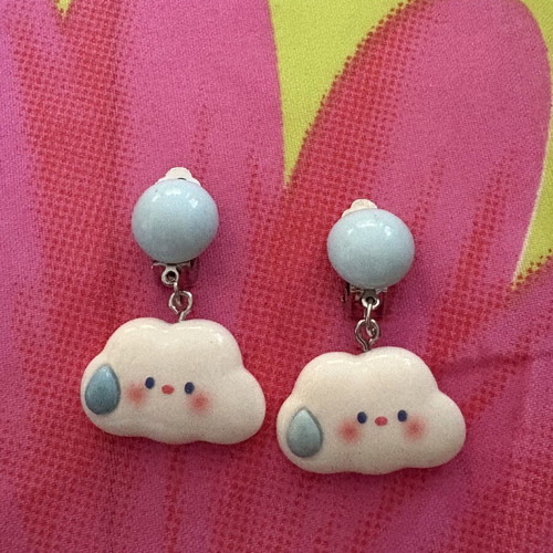 Clip-on cloud-shaped earrings with raindrop design