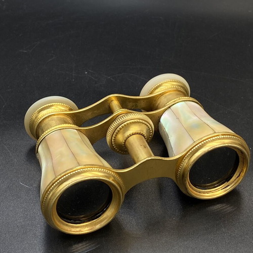 Opera Glasses Belle Époque like new, mother of pearl