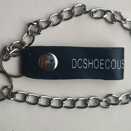 DC Shoes leather keychain with chain new, black