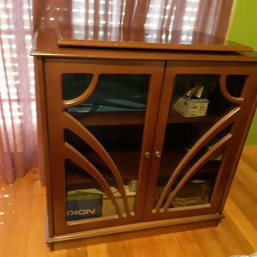 TV and Hi-Fi Cabinet like new with two shelves and glass doors