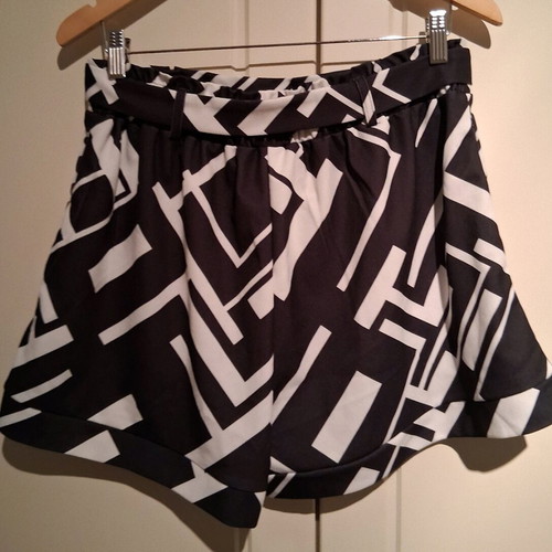 Shorts wide new with belt, size Medium, black and white