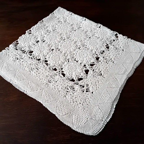 Crochet tablecloth white with daisy pattern like new