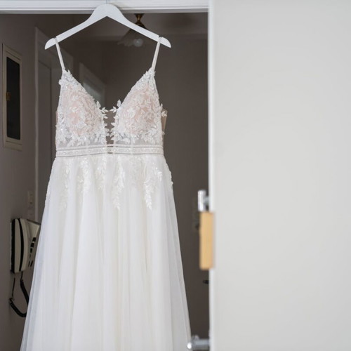 Wedding dress like new with veil and bustle, sizes M and L, white and silver